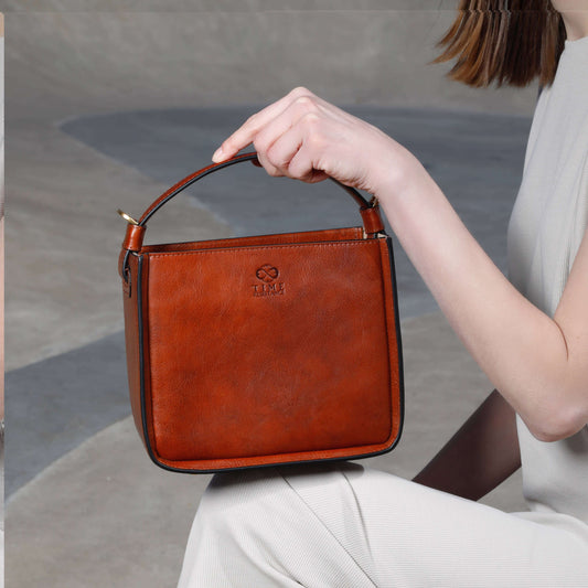Stylish women leather handbag in brown, featuring a detachable strap and elegant design, perfect for everyday use.